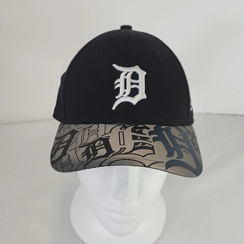 New Era Detroit Tigers Reflective Baseball Hat. Size youth OS fits most.